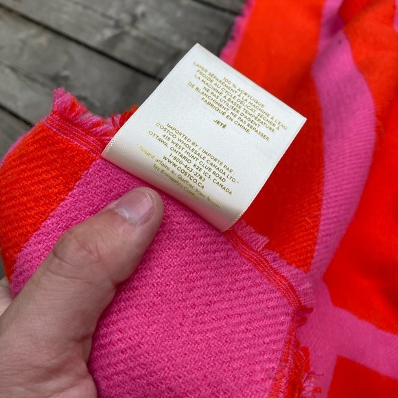 100% Arcylic Kate Spade Throw Blanket Red - Picture 9 of 9